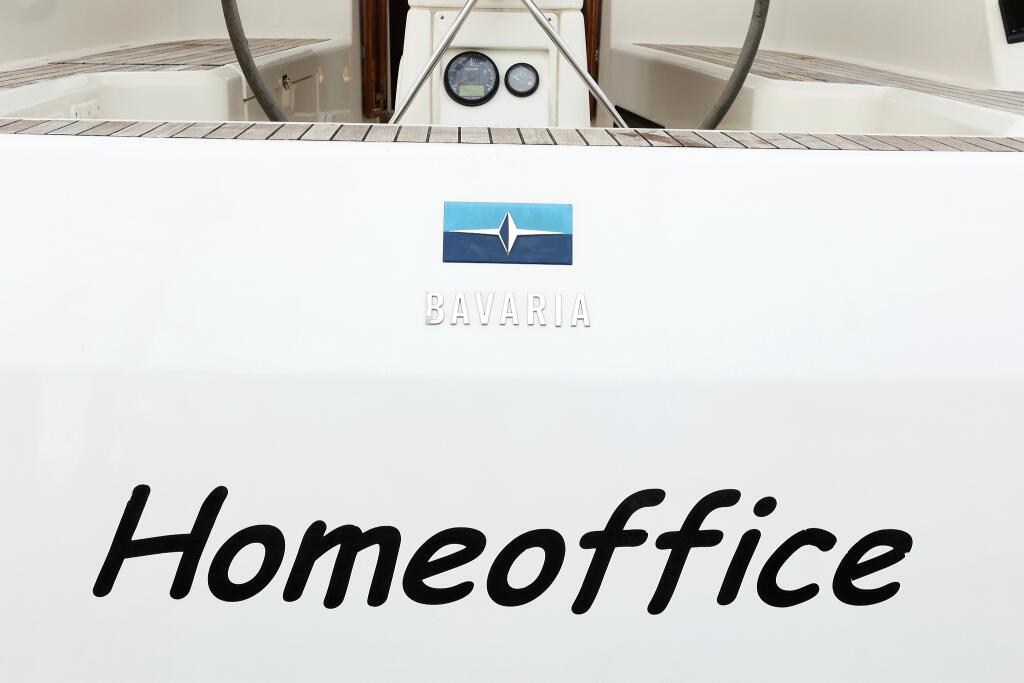 Sailing yacht 