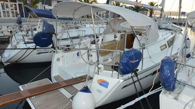 Sailing yacht 