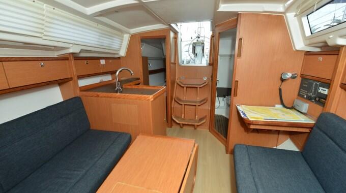 Sailing yacht 