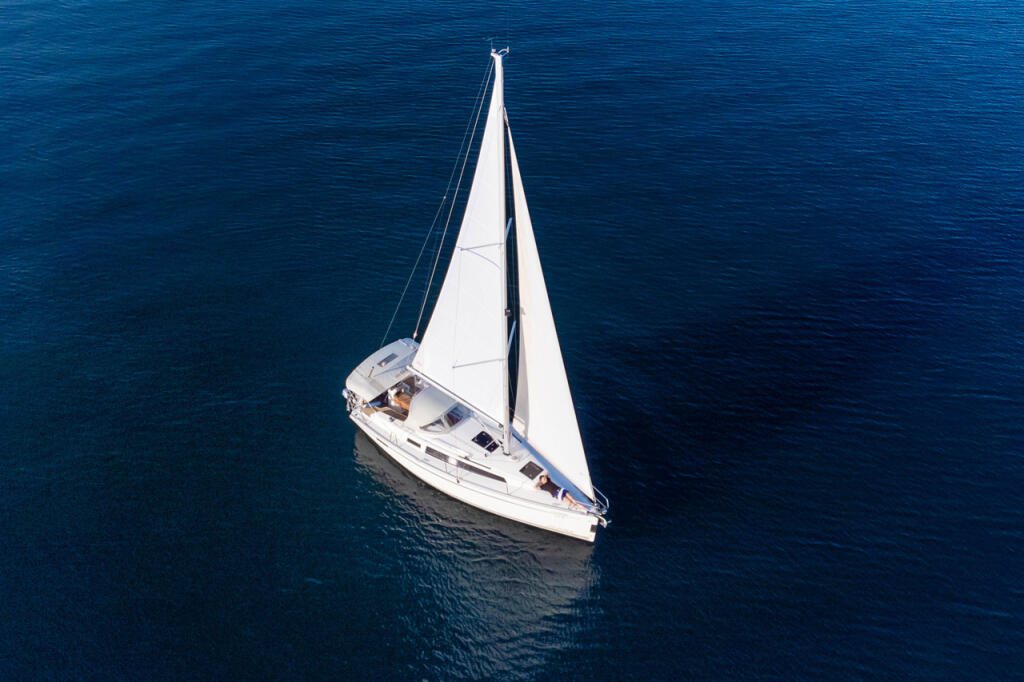 Sailing yacht 