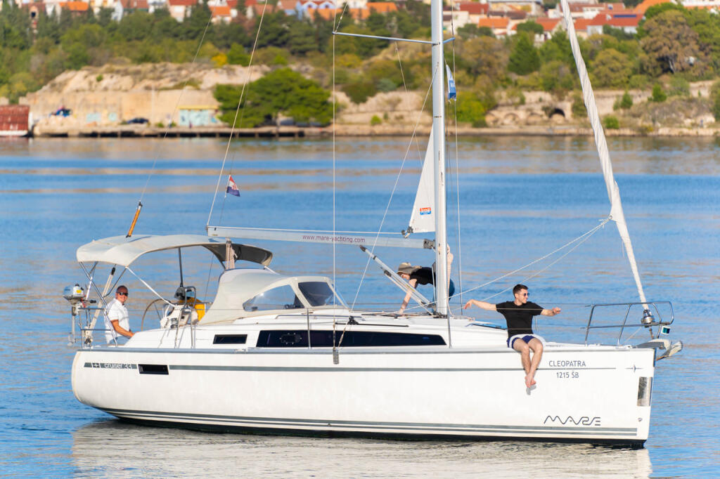 Sailing yacht 