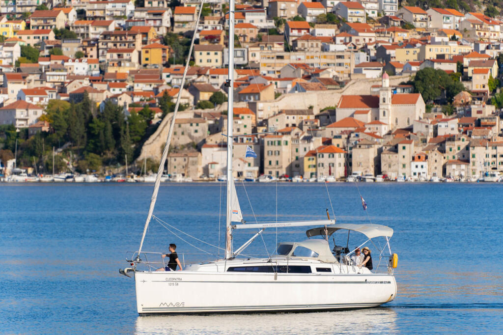 Sailing yacht 