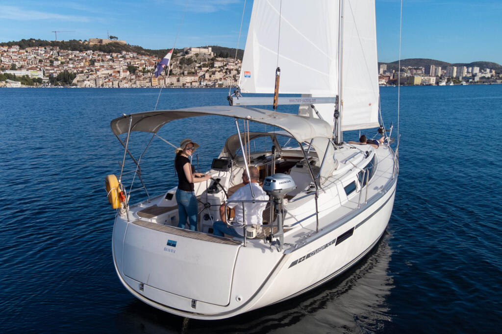 Sailing yacht 