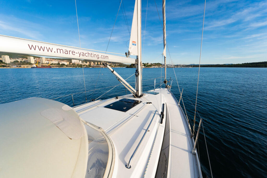 Sailing yacht 