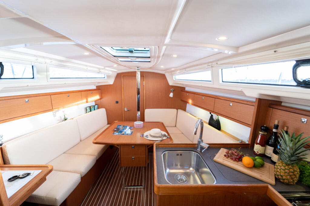 Sailing yacht 