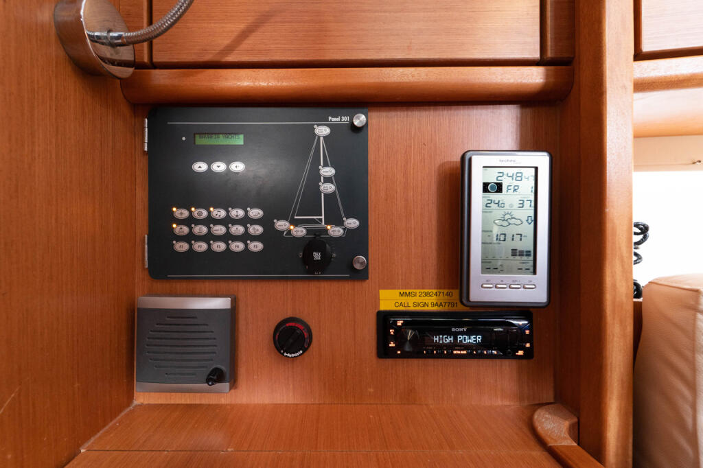Sailing yacht 