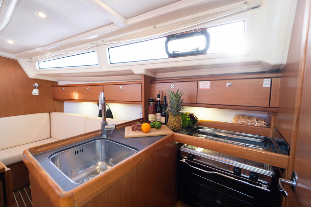 Sailing yacht 
