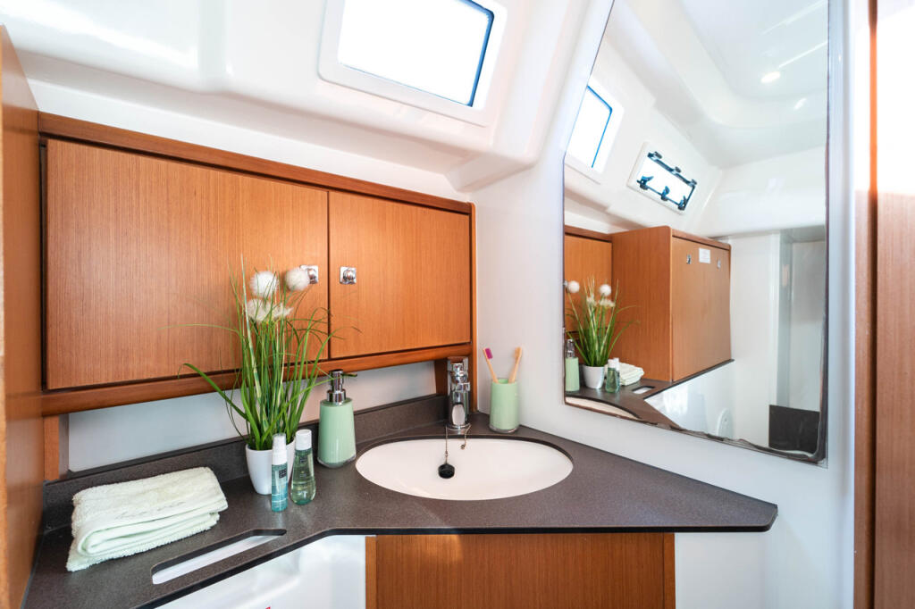 Sailing yacht 