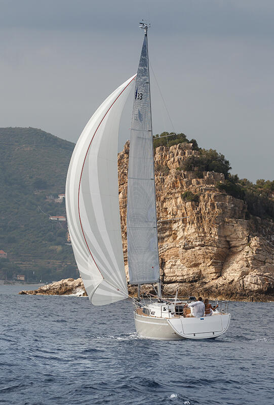 Sailing yacht 