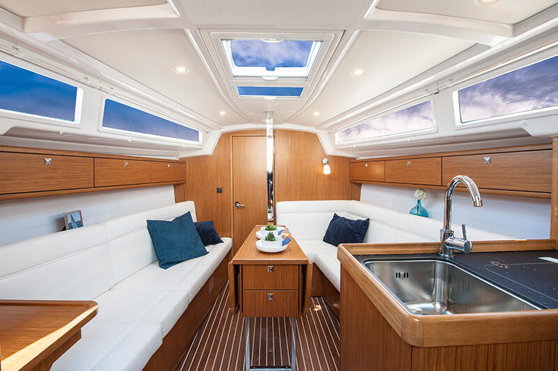 Sailing yacht 