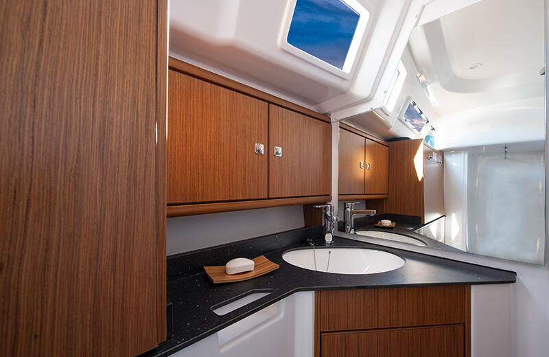 Sailing yacht 