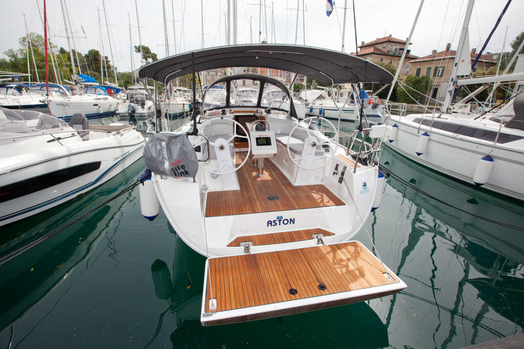 Sailing yacht 