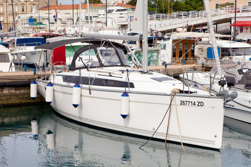 Sailing yacht 