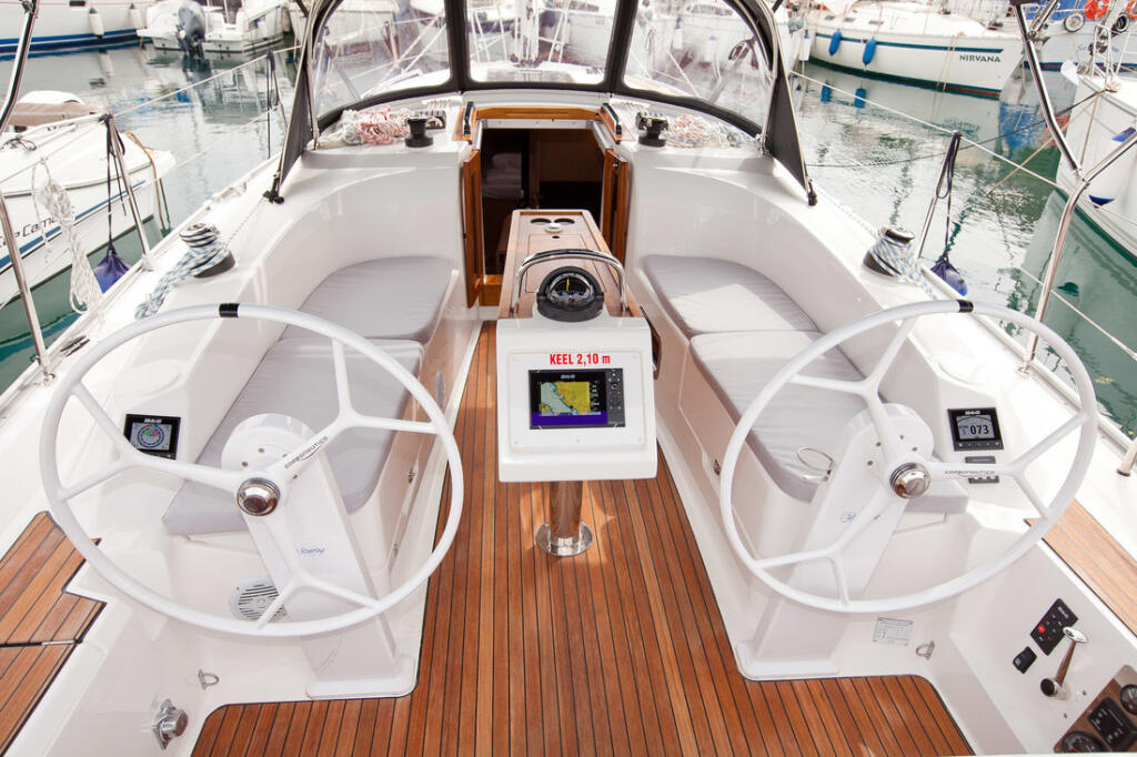Sailing yacht 