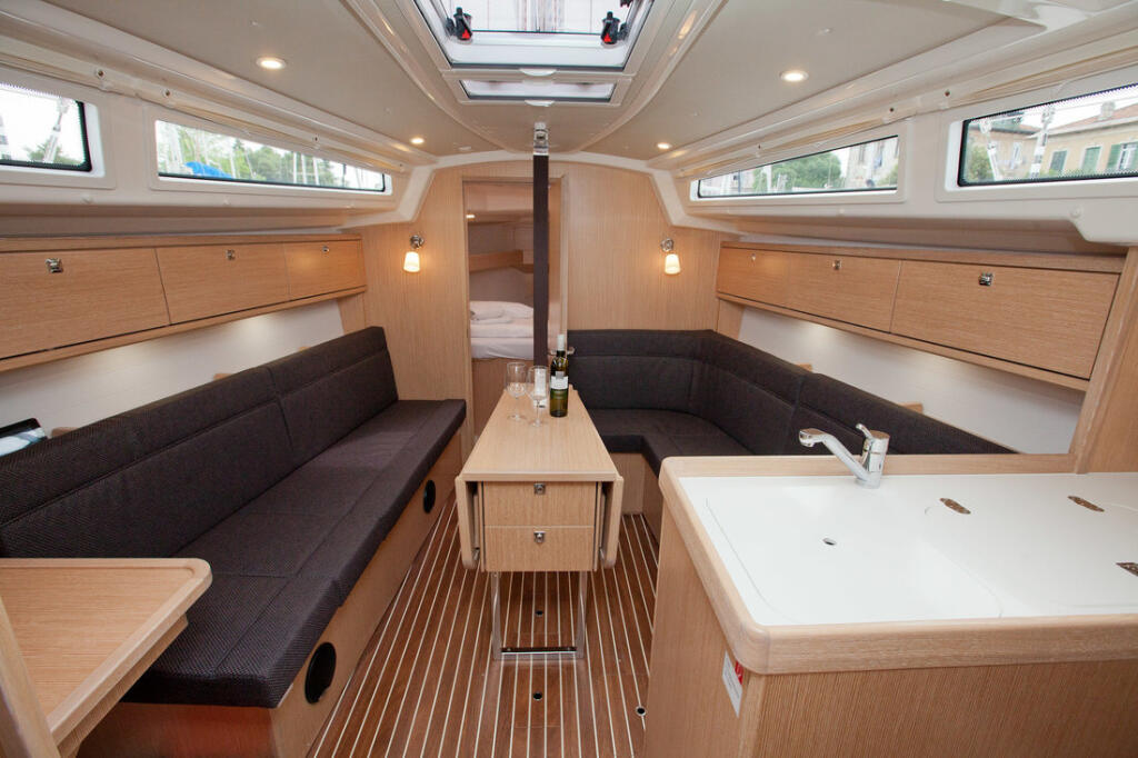 Sailing yacht 