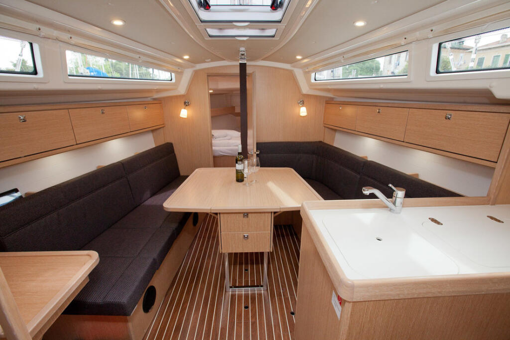 Sailing yacht 