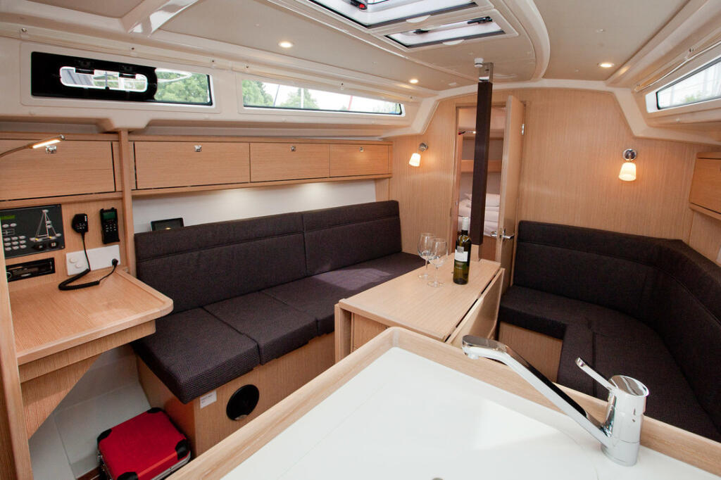 Sailing yacht 