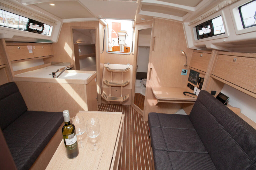 Sailing yacht 