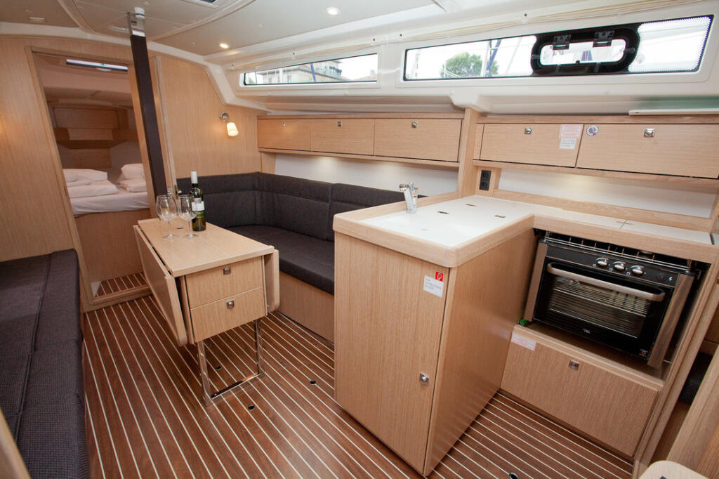 Sailing yacht 