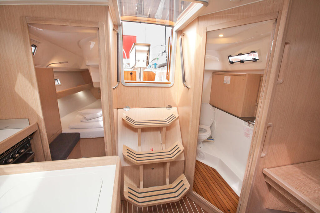 Sailing yacht 