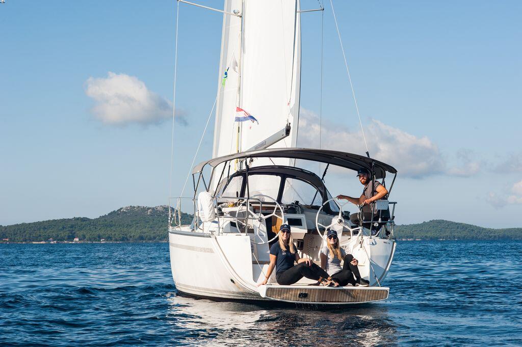Sailing yacht 