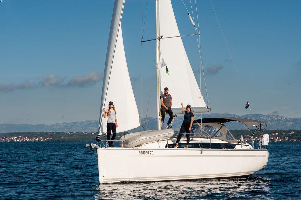 Sailing yacht 