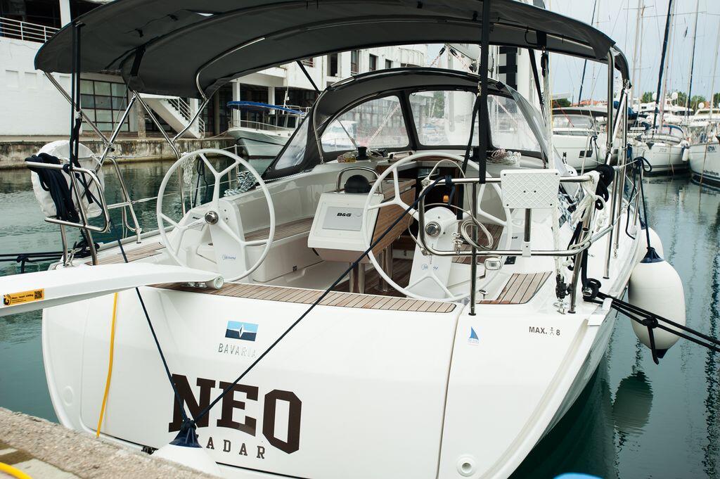 Sailing yacht 