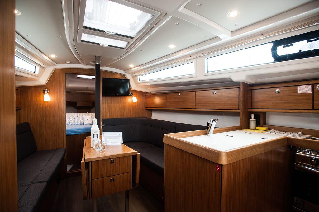 Sailing yacht 