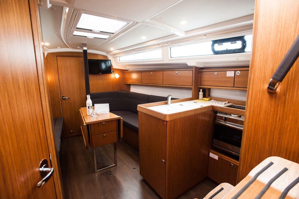 Sailing yacht 