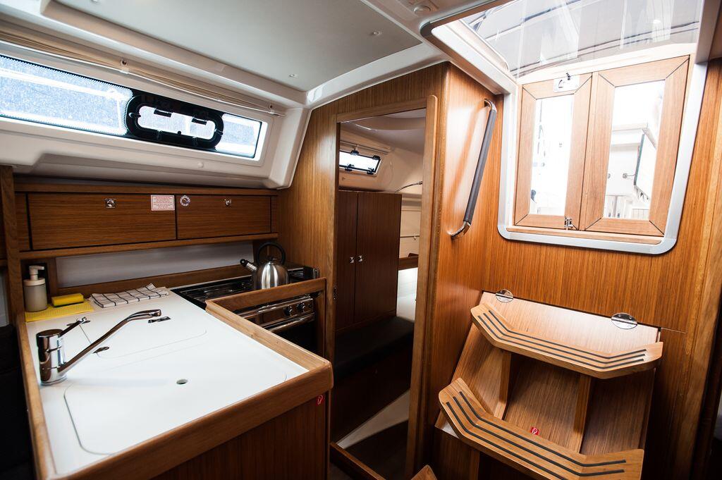 Sailing yacht 