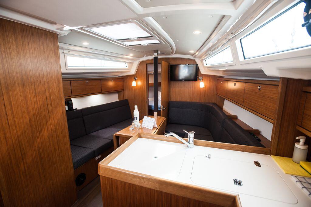 Sailing yacht 