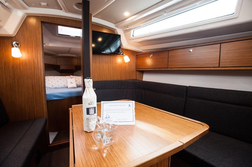 Sailing yacht 