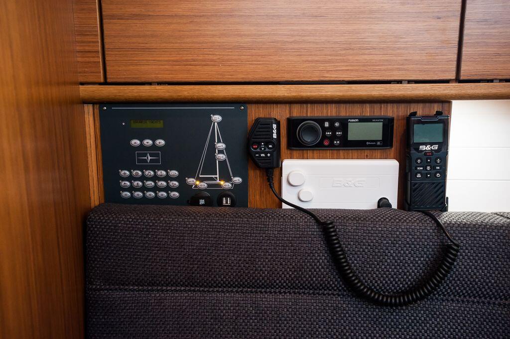 Sailing yacht 