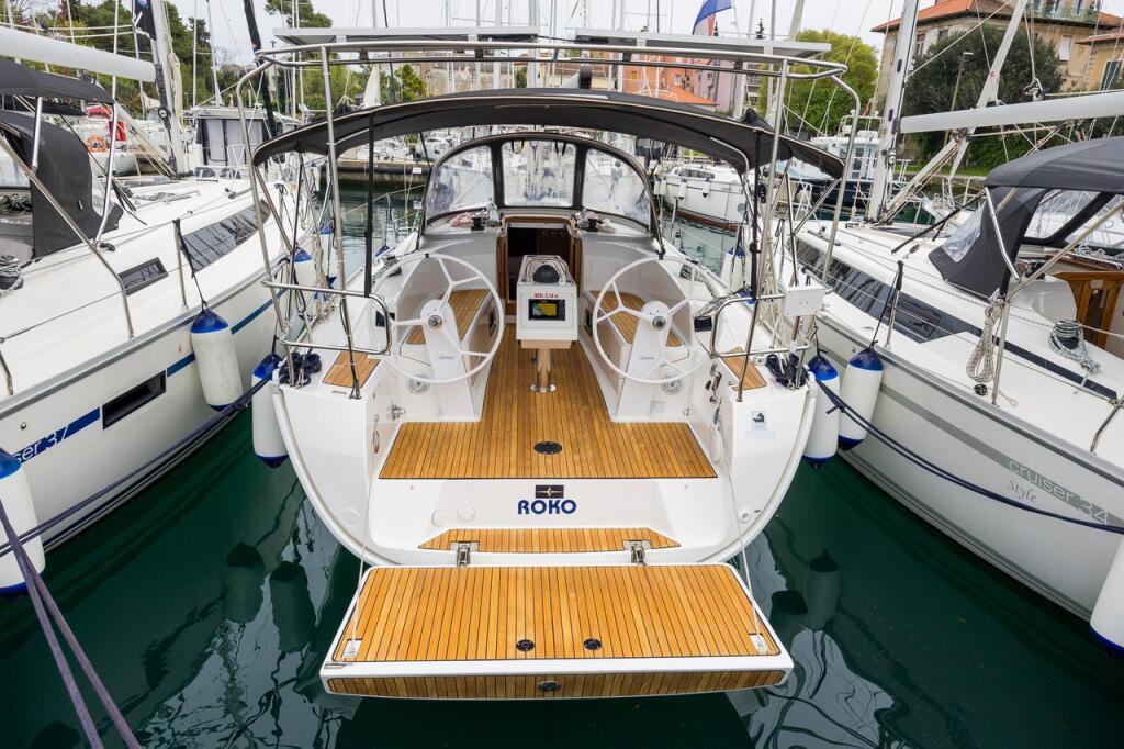 Sailing yacht 