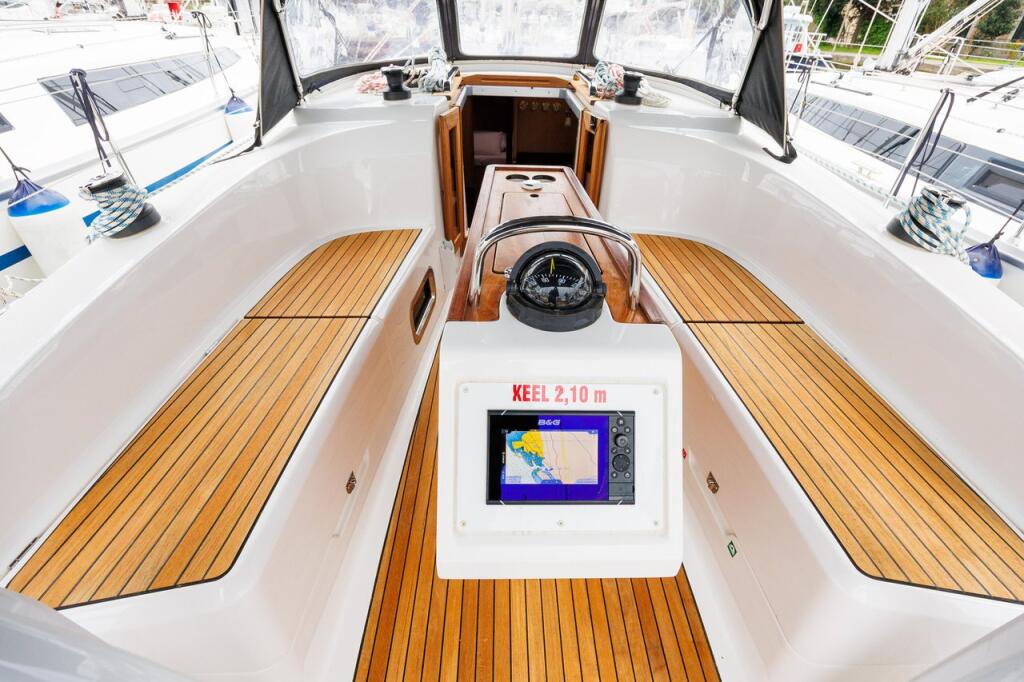 Sailing yacht 