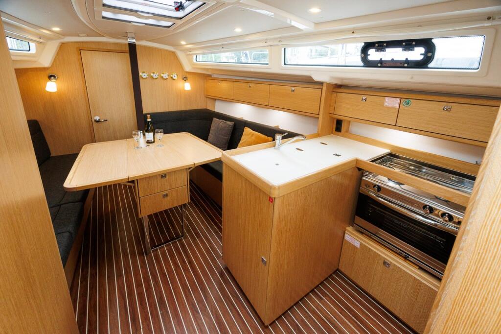 Sailing yacht 