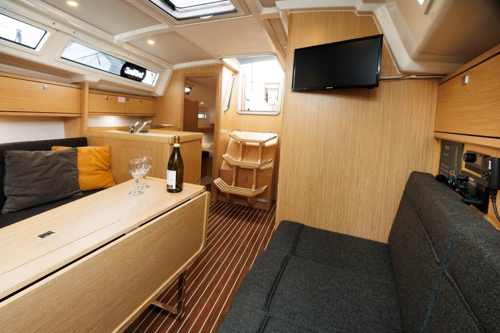 Sailing yacht 