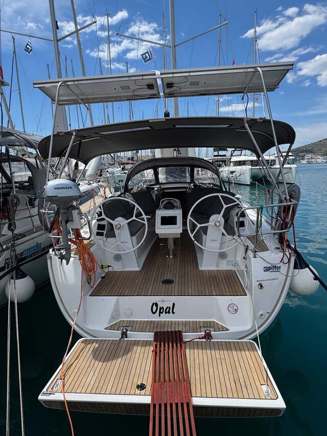 Sailing yacht 