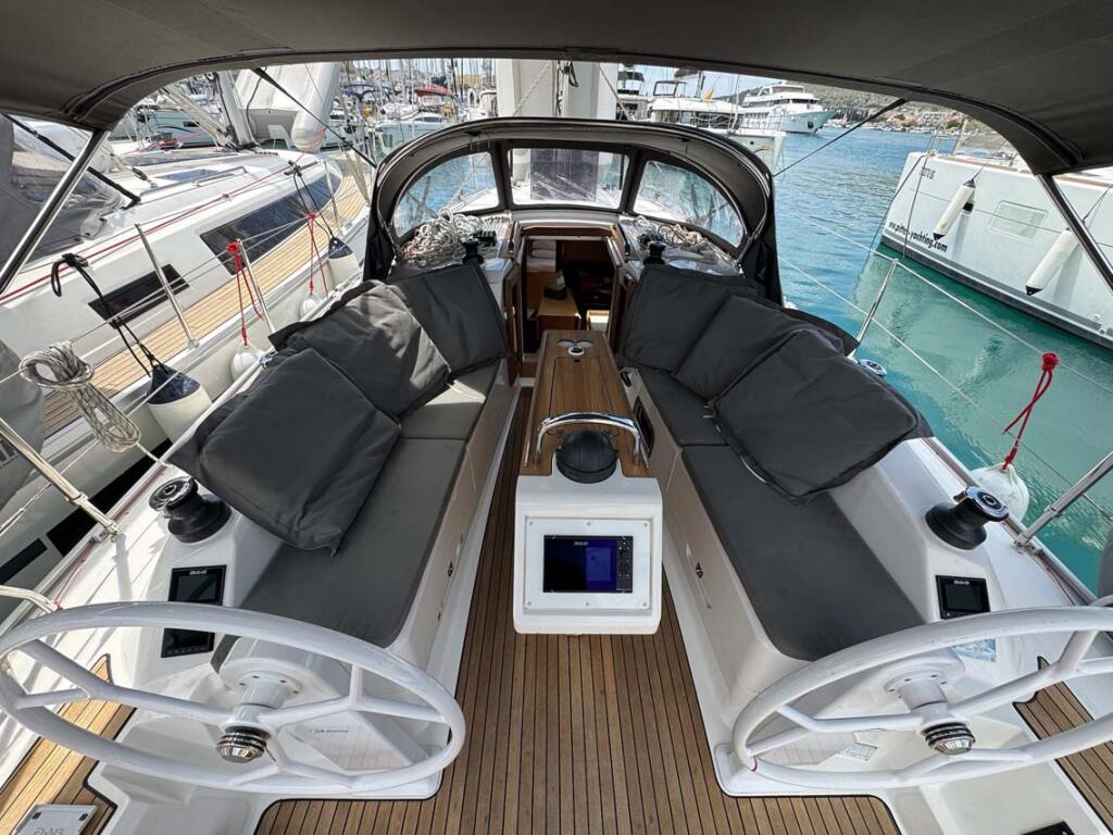 Sailing yacht 