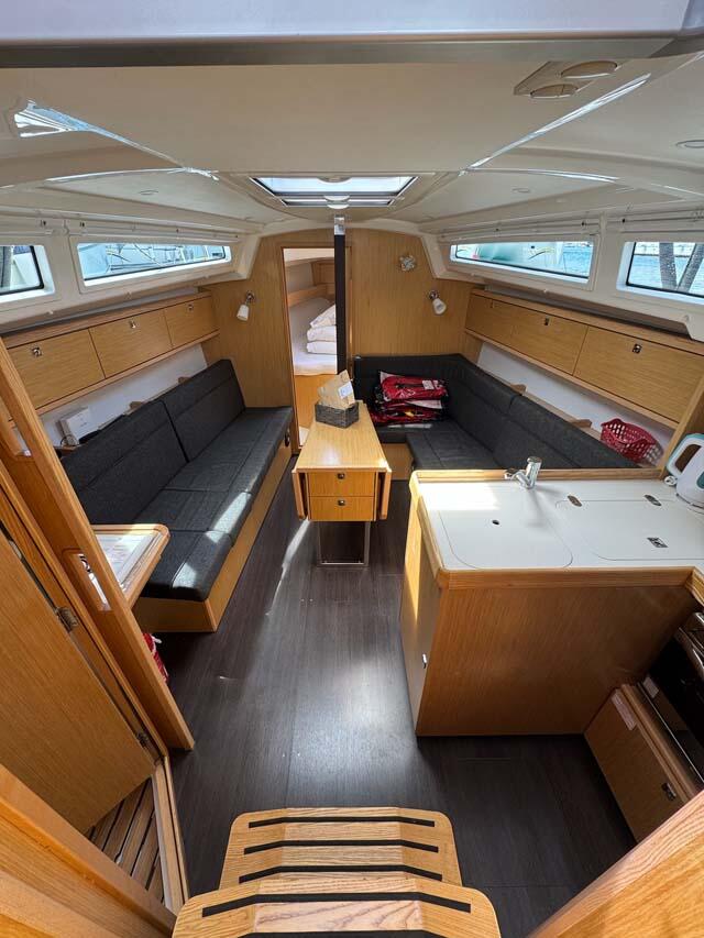 Sailing yacht 