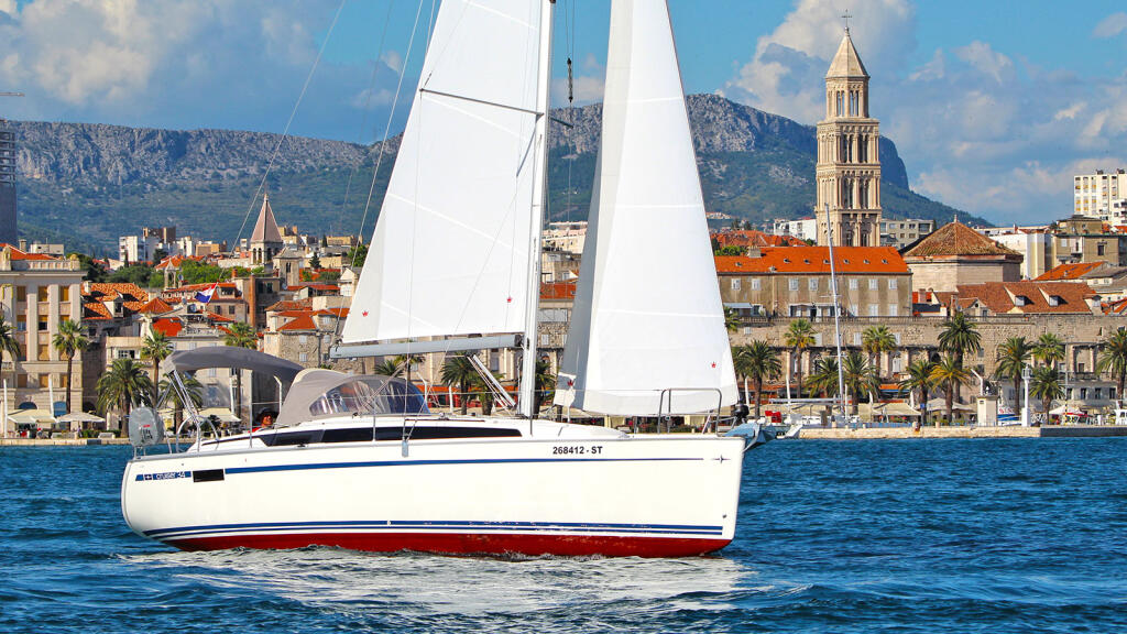 Sailing yacht 