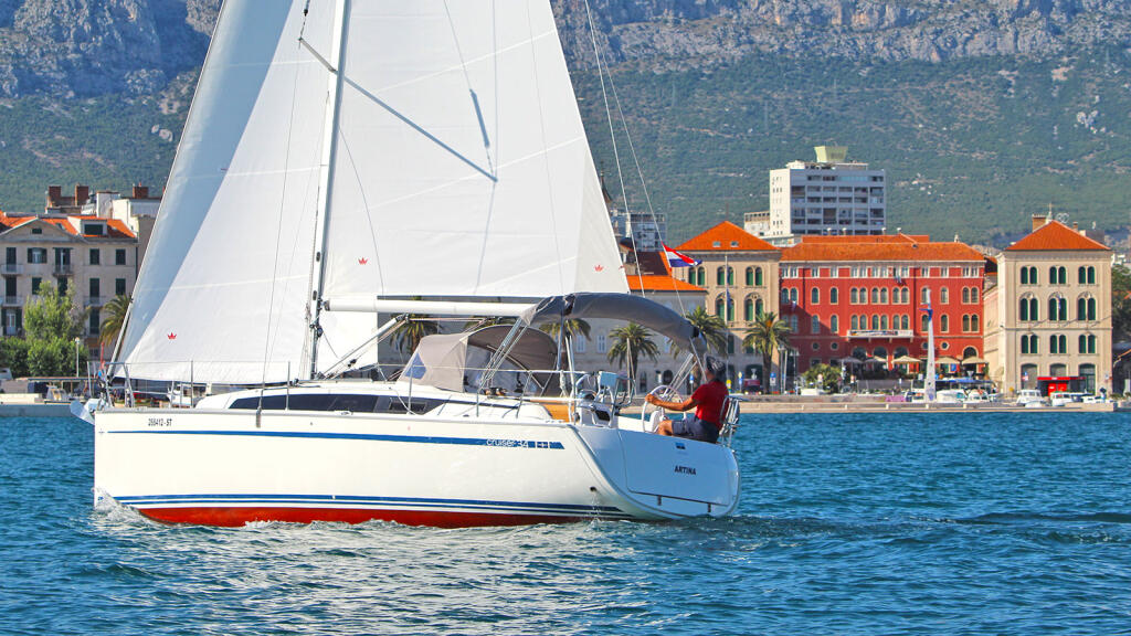 Sailing yacht 