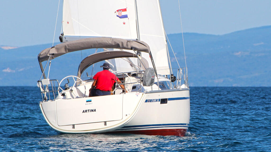 Sailing yacht 