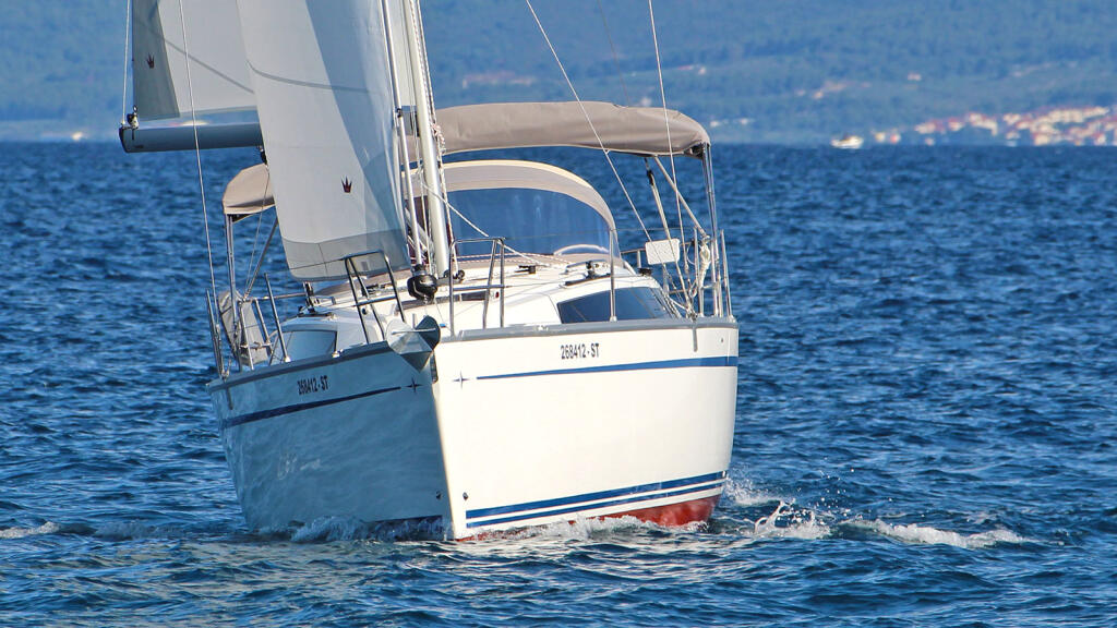 Sailing yacht 