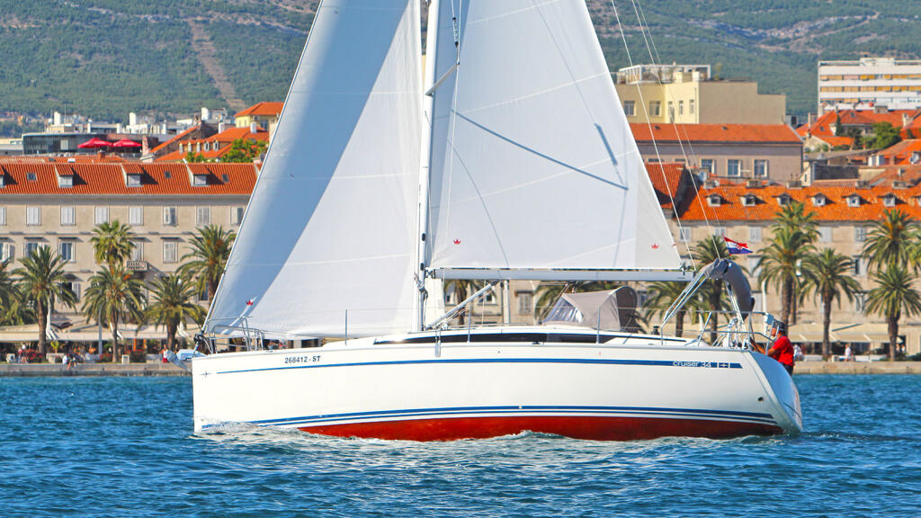 Sailing yacht 