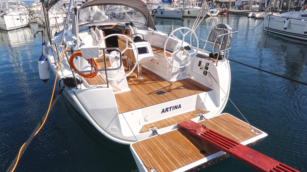 Sailing yacht 