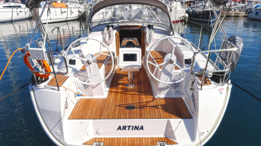 Sailing yacht 