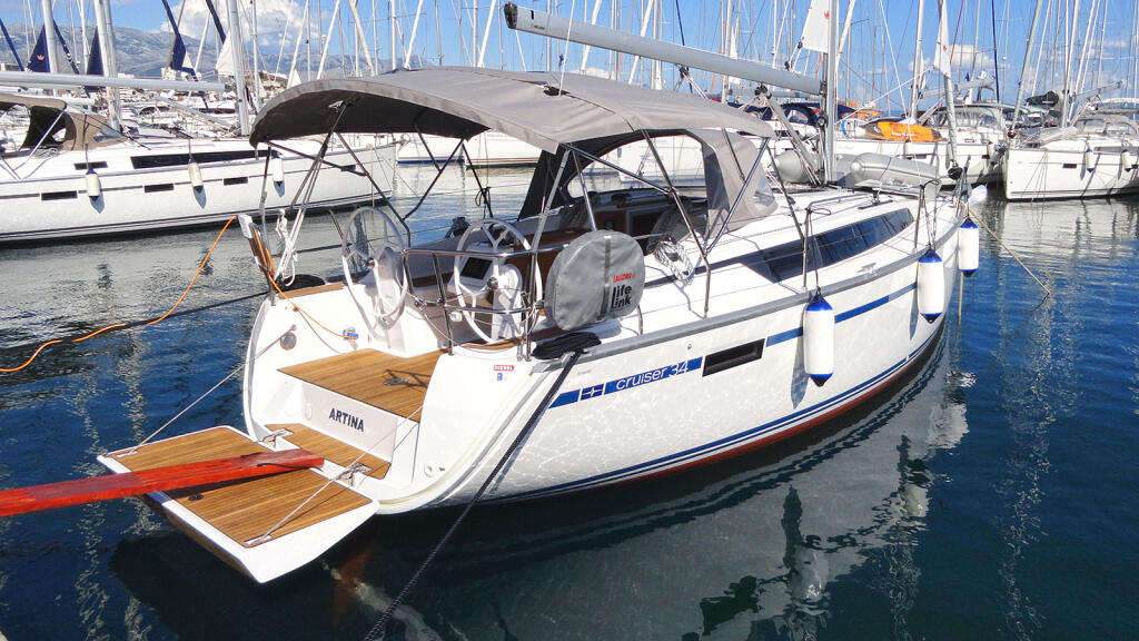 Sailing yacht 