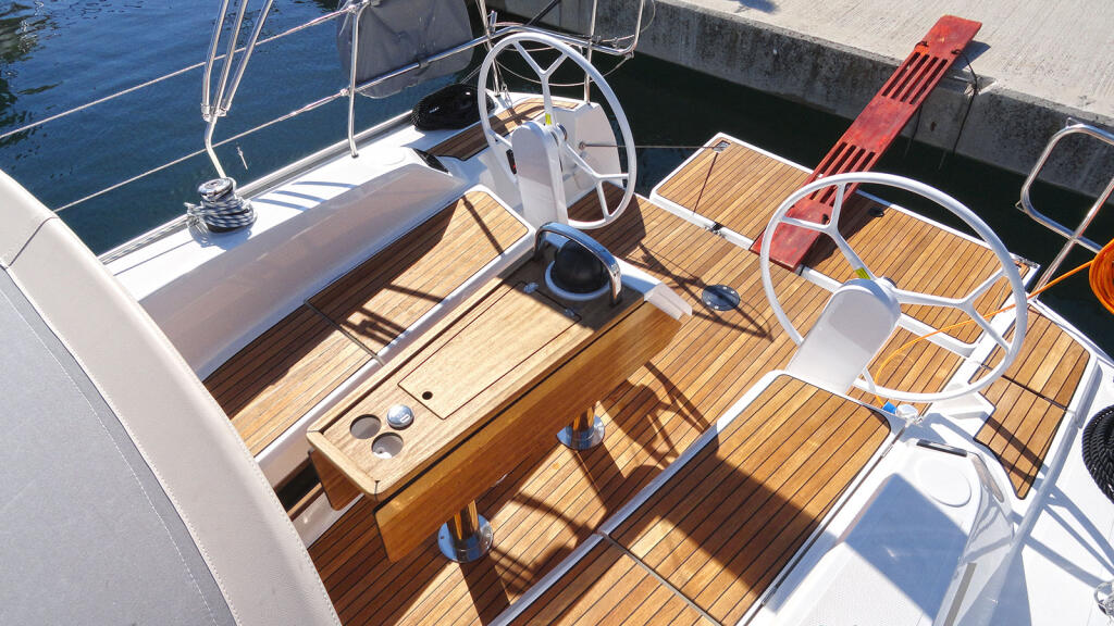Sailing yacht 