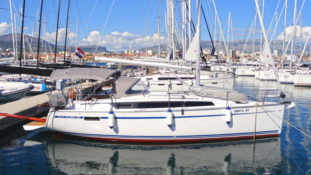 Sailing yacht 